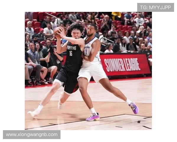 杨瀚森底线突破巧妙晃开防守完成精彩上篮得分