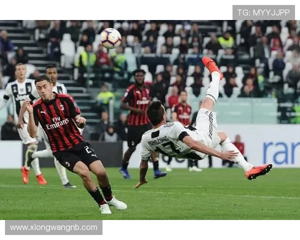 杜尚别独立球员门前制造威胁胜利球员极限倒勾解围展现精彩防守